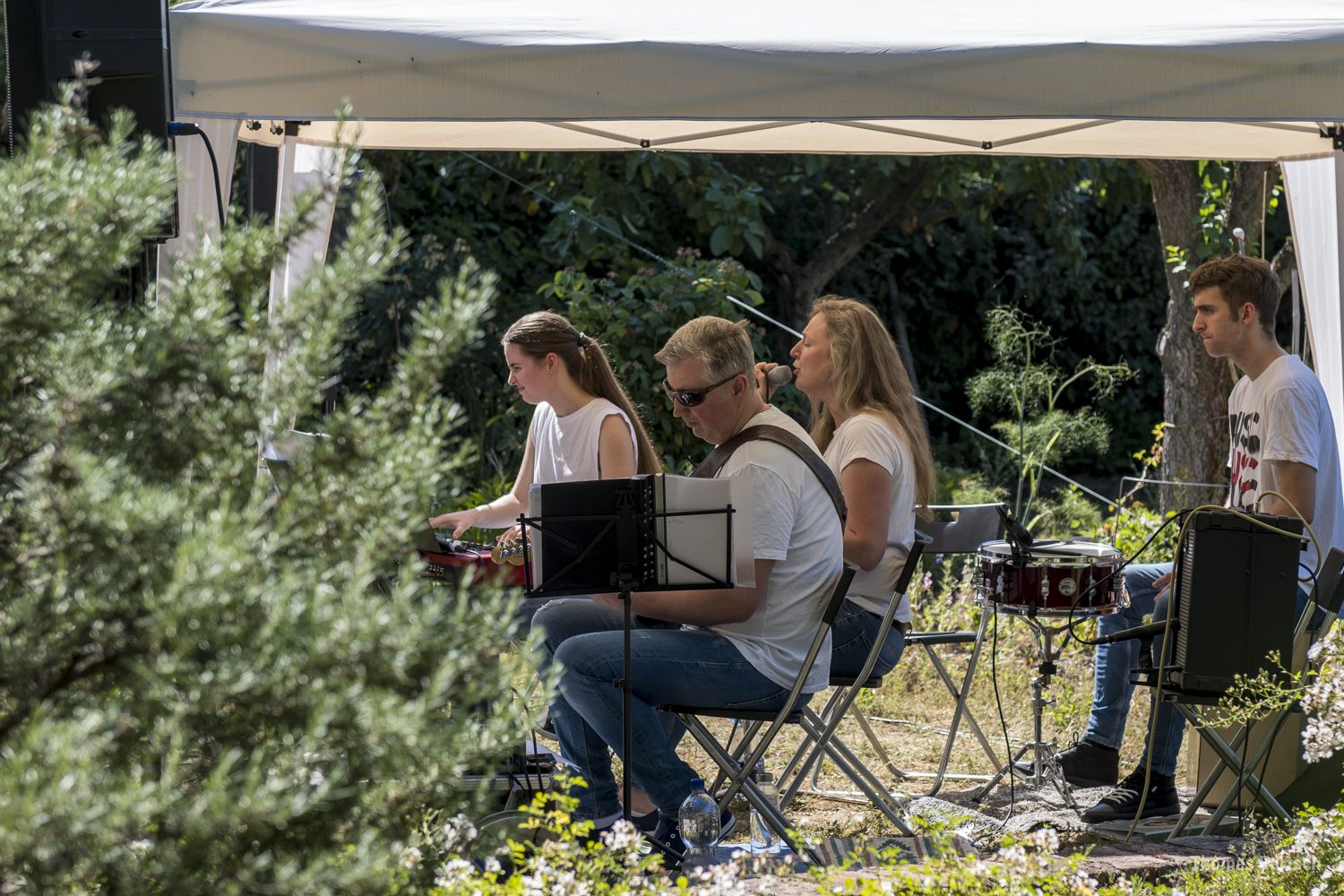 Early Bird Family Band beim Open-Air-Auftritt im Garten