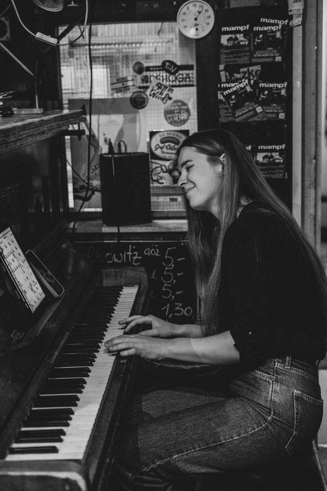 Nadiia Zhurba am Klavier im Jazzclub, Schwarz-Weiß