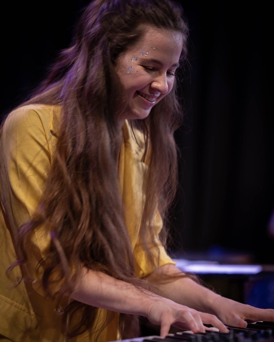 Nadiia Zhurba live am Keyboard