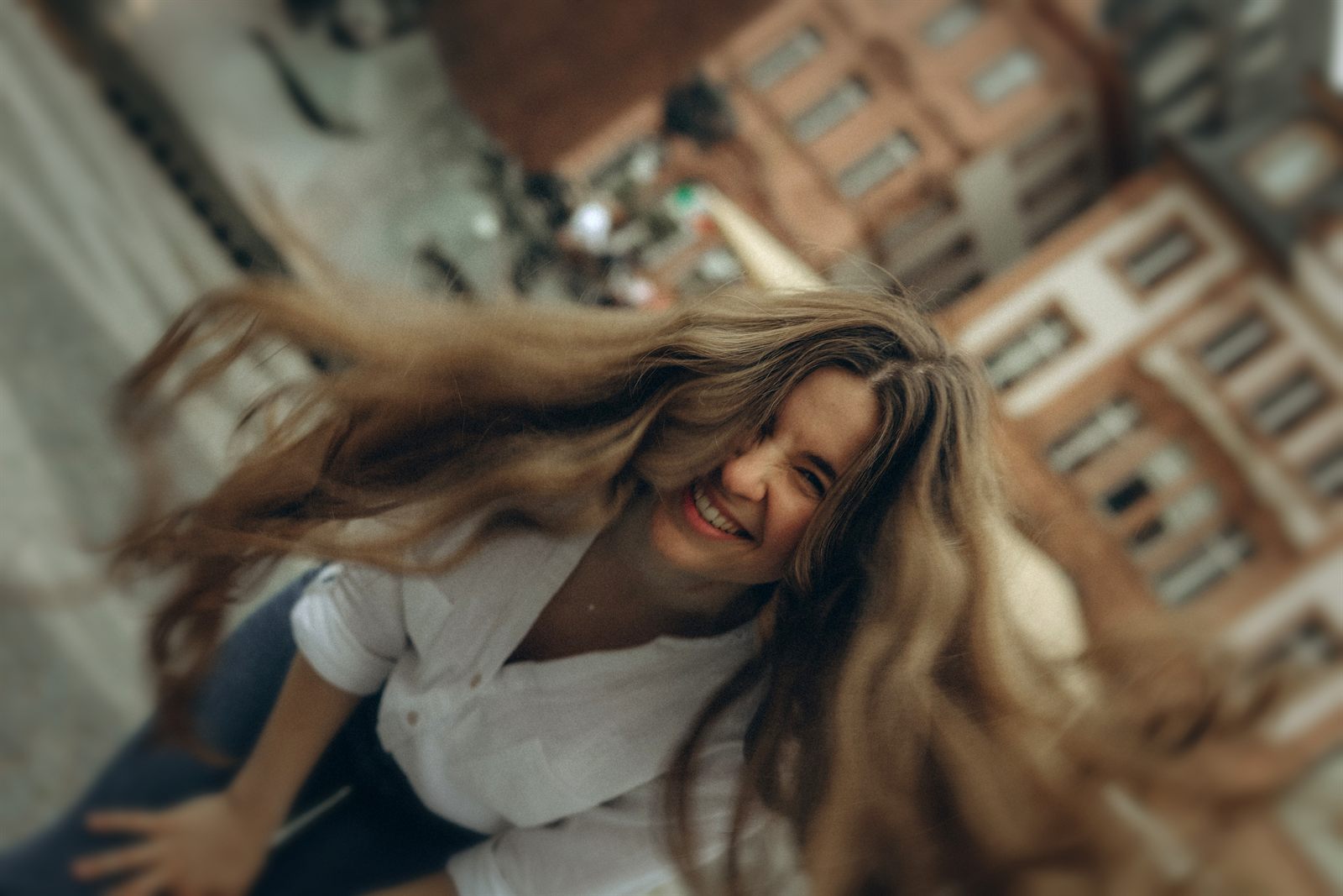Nadiia Zhurba lachend im Freien mit wehenden Haaren