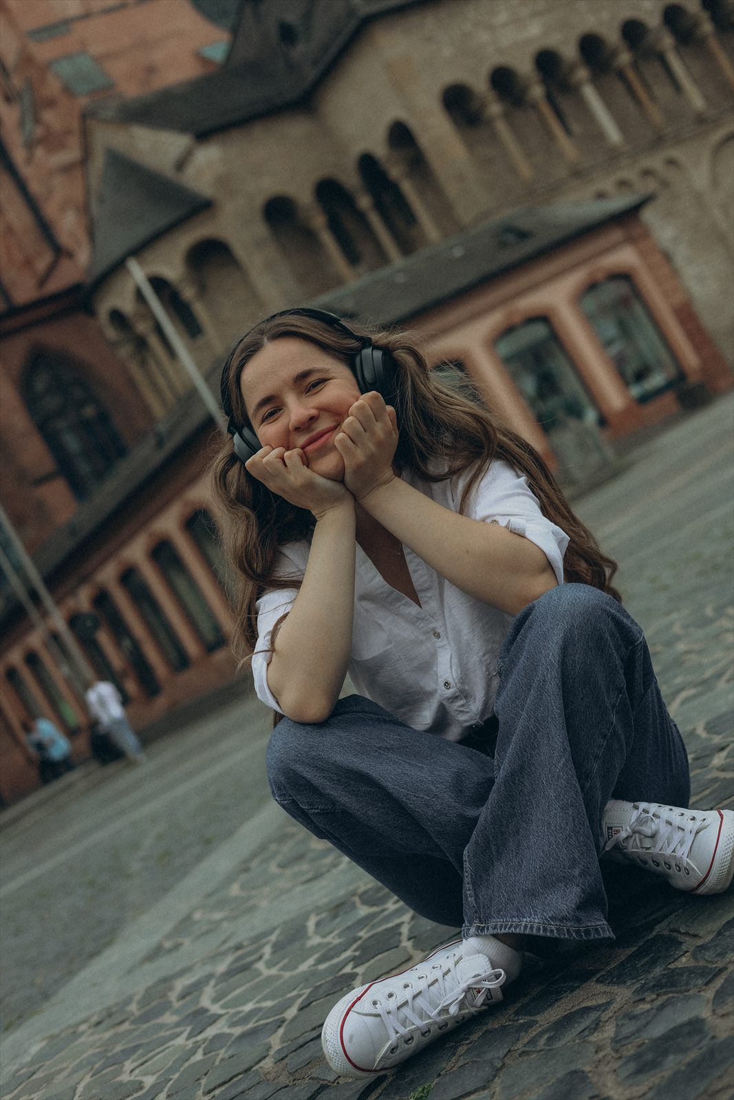 Nadiia Zhurba mit Kopfhörern im Innenhof