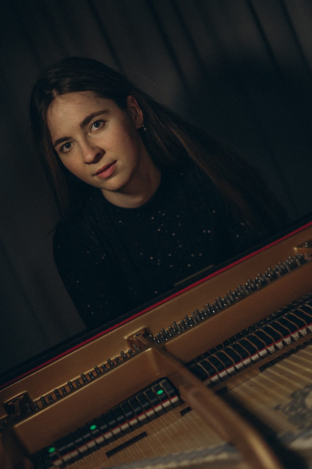 Nadiia Zhurba, Porträt am Flügel
