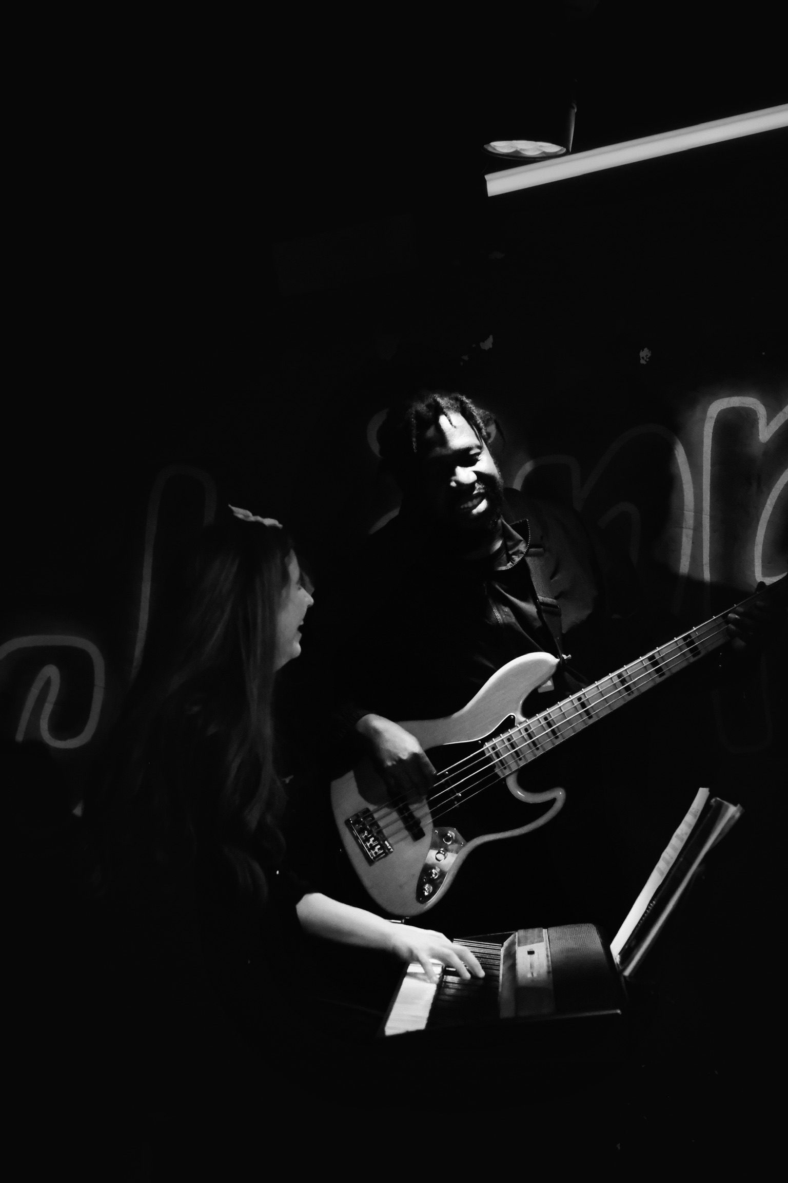 Nadiia Zhurba am Klavier, Bright Osei am Bass